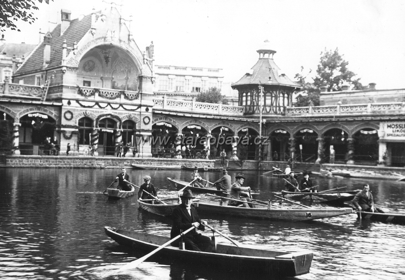 zameckyokruh (31).jpg - Na klkuzišti se v létě také jezdilo na loďkách.